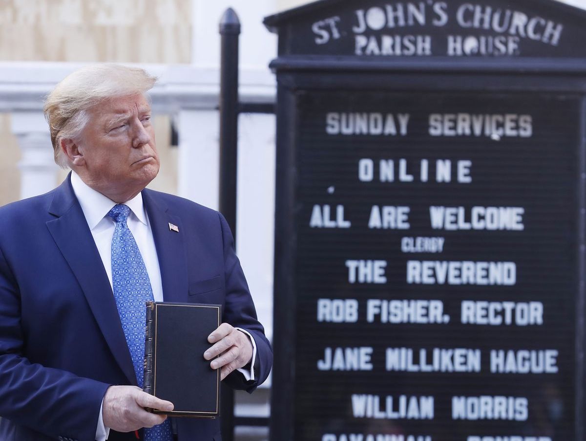 ▲美國總統川普當地時間 2 日手持聖經在教堂前拍照。（圖／翻攝自 New York Magazine ）
