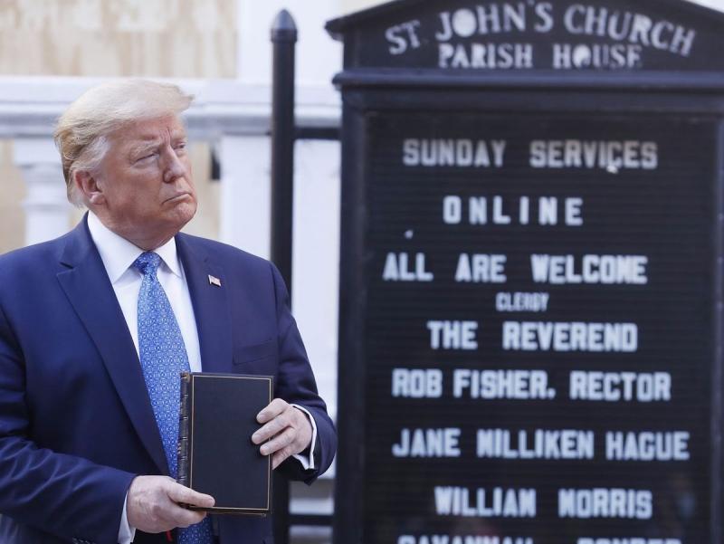 ▲美國總統川普當地時間 2 日手持聖經在教堂前拍照。（圖／翻攝自 New York Magazine ）
