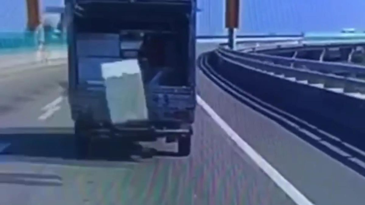 ▲台61線行駛的小貨車載著一大袋的保麗龍套袋，從貨車掉落竟翻滾幾圈後又彈回車內，神奇彈回「翻滾秀」。看過影片的人都說，這真是太神了。（圖／爆廢公社 ／記者陳雅芳翻攝，2020.06.03）