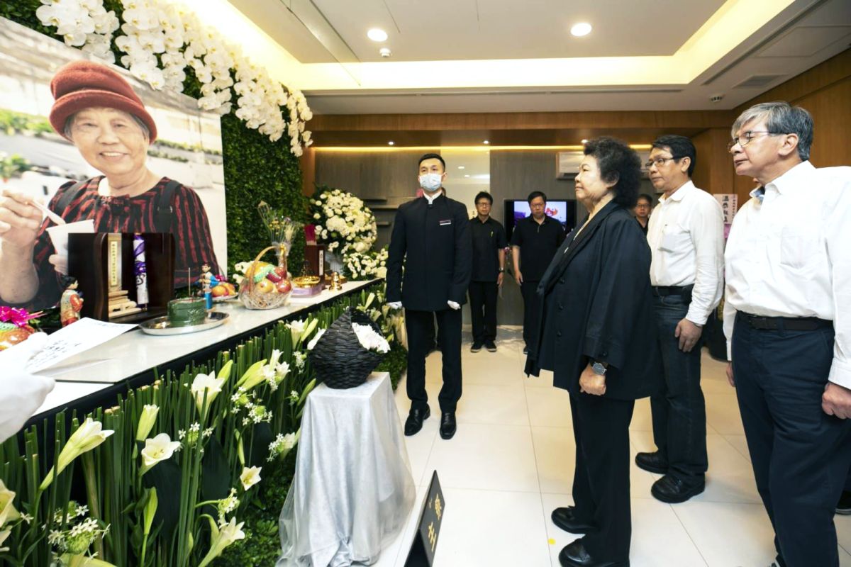 ▲總統府前秘書長陳菊與民進黨流大老利錦祥、立委沈發惠一同抵達龍巖會館，向鄭母靈前獻花致意。（圖／記者李春台翻攝）