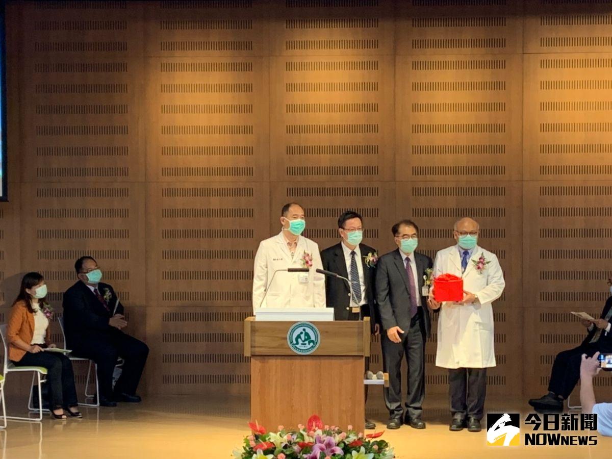 ▲
雲林基督教醫院新舊任院長交接，新任院長鄭清源（右一）從卸任院長楊力衡（左一）接下印信。（圖／記者洪佳伶攝,2020.06.03）