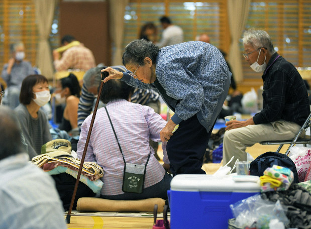 ▲去年 10 月颱風 19 號（哈吉貝颱風）造成日本多地嚴重淹水，大批民眾前往避難所避難。（圖／翻攝自日本《每日新聞》）
