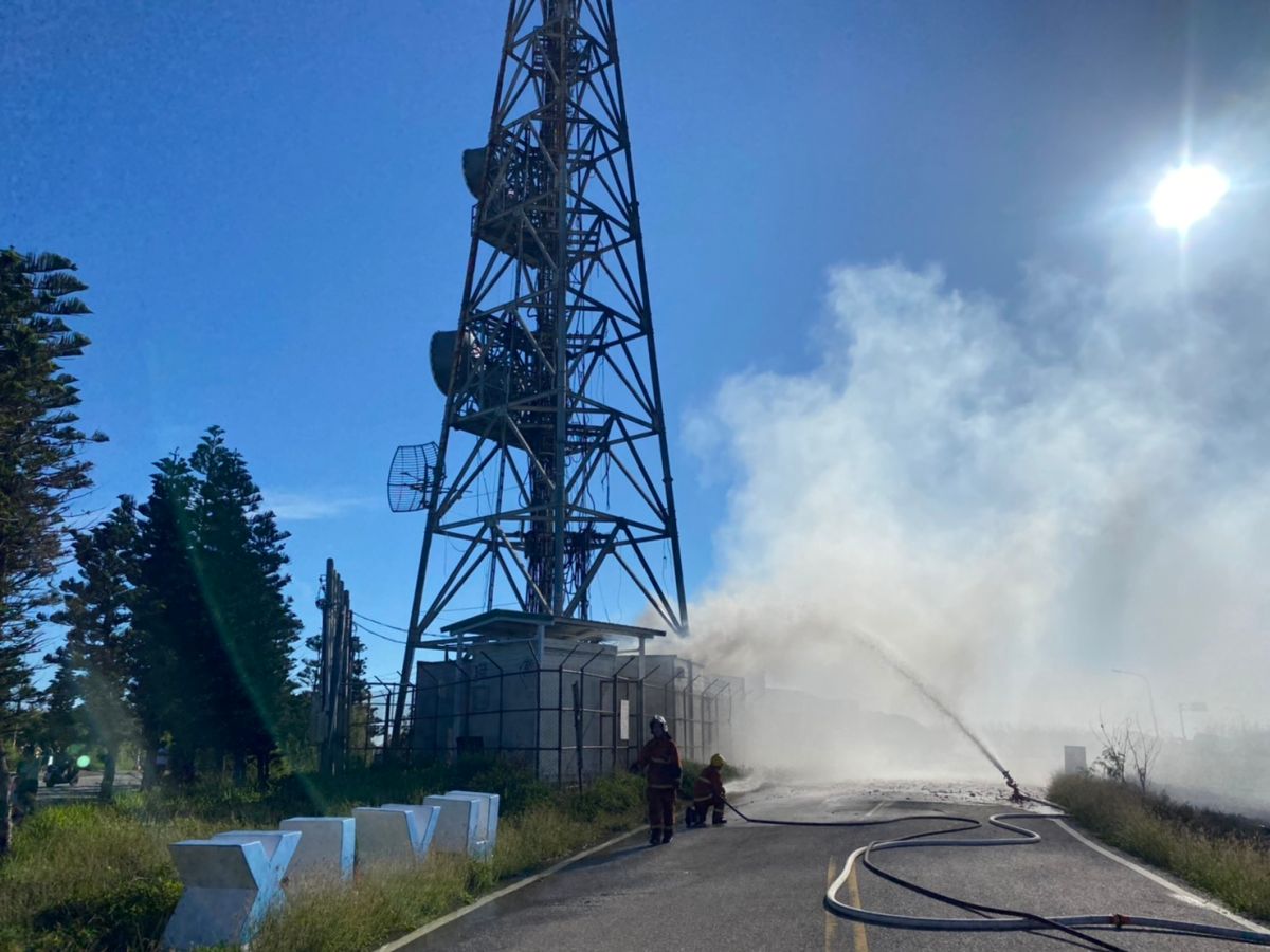 ▲中華電信位於澎湖西台古堡的一處基地台發生火警，消防局出動消防與救護車輛共7車15人前往搶救，火勢歷時1小時12分才撲滅。（圖／澎湖縣消防局提供）