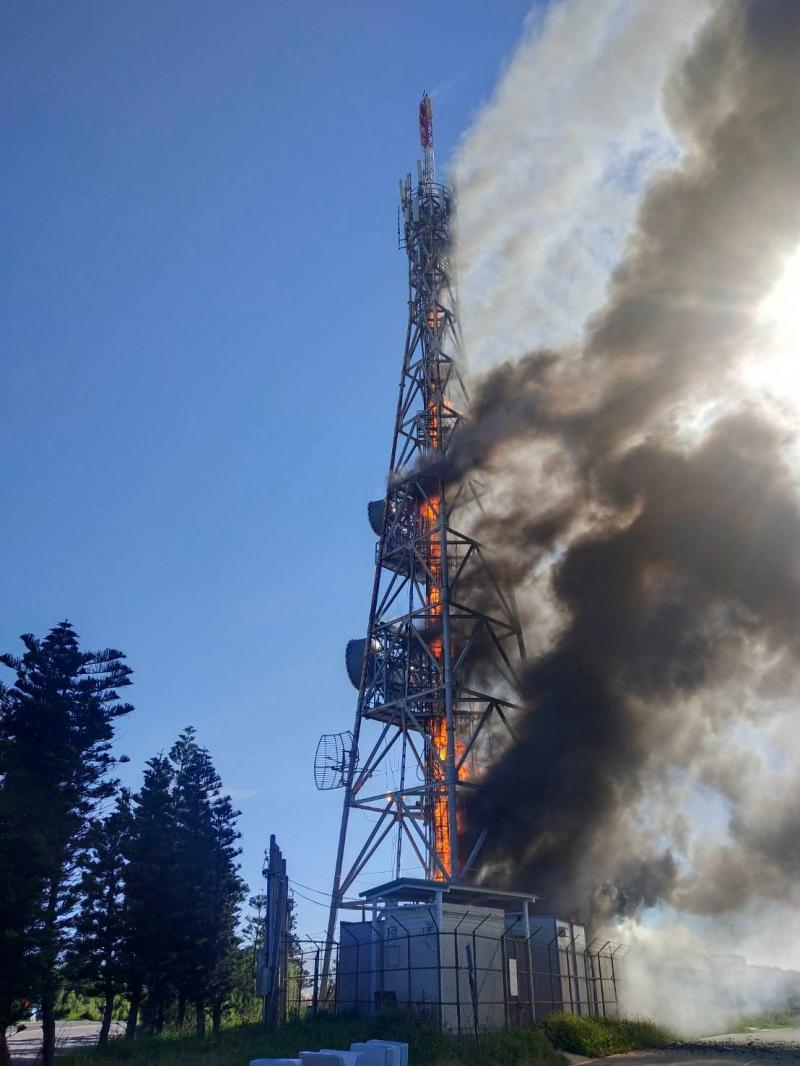 ▲這座基地台為中華電信公司所有，消防車到場後基地台已全面起火燃燒，起火原因應為廠商施工時焊燒的火花，以及掉落物引燃附近的雜草。（圖／澎湖縣消防局提供）