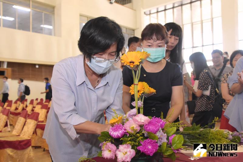 ▲阿美花藝教室開班,老師們和縣長王惠美秀出插花絕技,一盆又一盆都有獨到品味。(圖/記者陳雅芳攝,2020.06.03)
