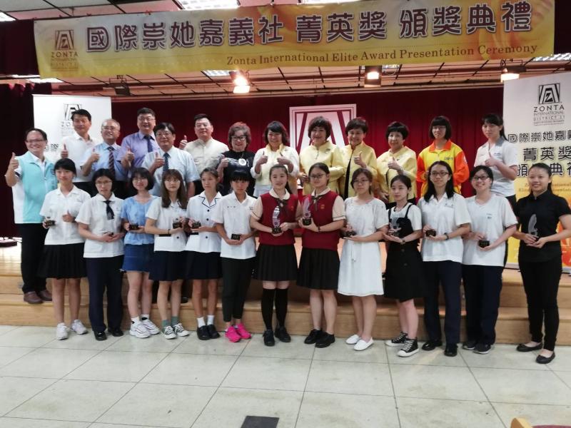 ▲國際崇她嘉義社舉辦第二屆菁英獎,9位學生獲特優,6位學生獲得優選,由巿長黃敏惠及社長劉尹希頒獎表揚。(圖/記者邱嘉琪攝,2020.06.03)