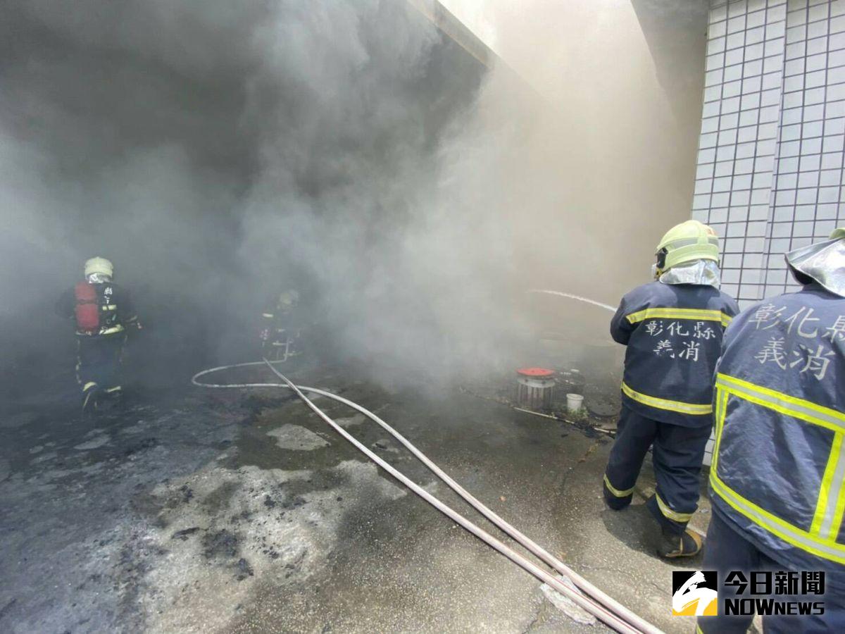 ▲社頭織襪原料工廠起火，現場濃煙密布，火勢燃燒迅速，廠房內2輛汽車與3輛機車都遭燒毀，消防員佈水線全力搶救。（圖／記者陳雅芳攝，2020.06.03）