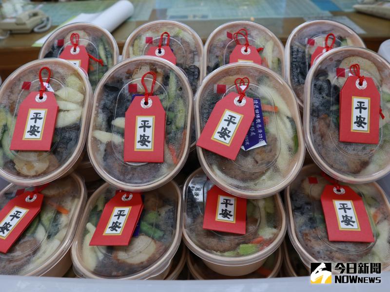 ▲慈濟基金會於疫情期間致力推廣健康蔬食,中午準備250份營養蔬食便當給員林市公所,推廣茹素防疫新觀念。(圖/記者陳雅芳攝,2020.06.03)