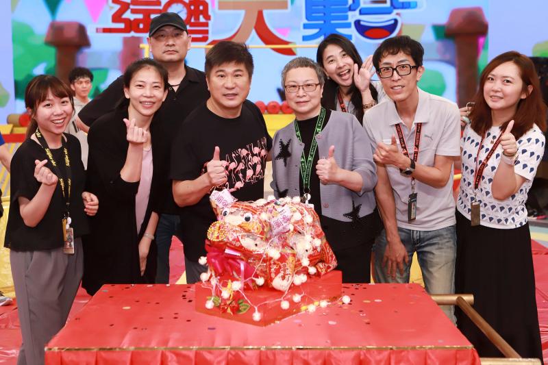 ▲民視同仁替胡瓜(左三)慶生。(圖/民視)