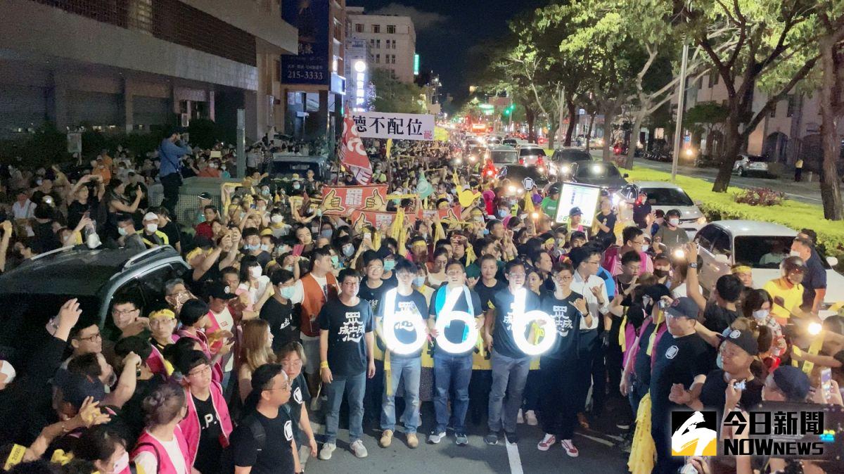 ▲罷韓投票即將來臨，高雄民眾近日發動遊行，宣傳罷韓。(圖／記者張文晃攝)