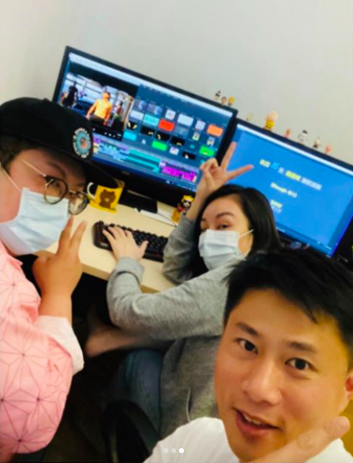 ▲小刀在IG曬出合照,揭開長髮女身分,(圖/翻攝小刀IG)