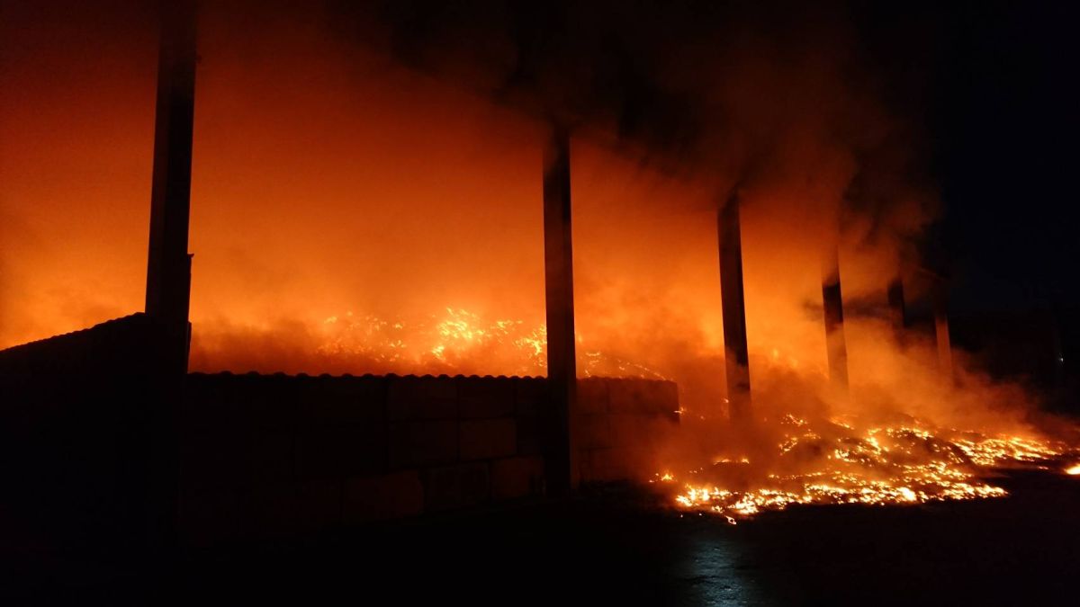 ▲台南柳營區RDF生質能源再生燃炓之垃圾掩埋場4日凌晨發生火災。（圖／記者陳聖璋翻攝）