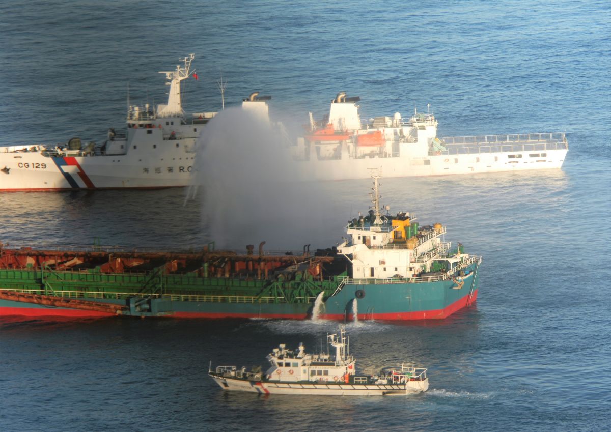 ▲海巡署執行臺灣灘海域違法抽砂專案取締任務，動員高雄艦、澎湖艦合計2艦2艇，在空勤總隊直升機配合下，以優勢警力成功扣押中國大陸「海航5679」抽砂船。（圖／海巡署提供）