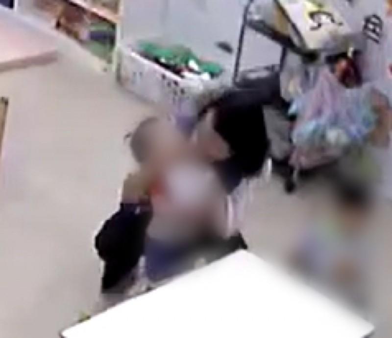 ▲樹林區一間優等評鑑「文林公共托育中心」疑似老師施暴幼童,幼兒遭師用力夾雙臉。(圖/記者宋原彰翻攝)