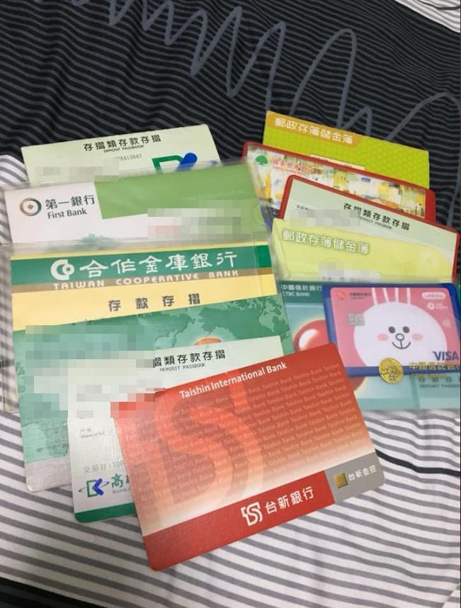 ▲網友分享自己累積已久的存摺。(圖/翻攝爆廢公社二館臉書)
