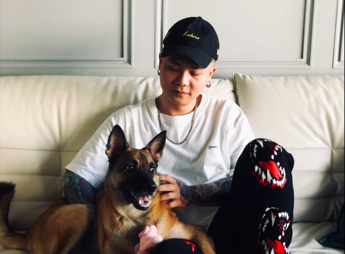 ▲蕭秉治與愛犬「糕妹」形影不離。（圖／相信音樂提供）