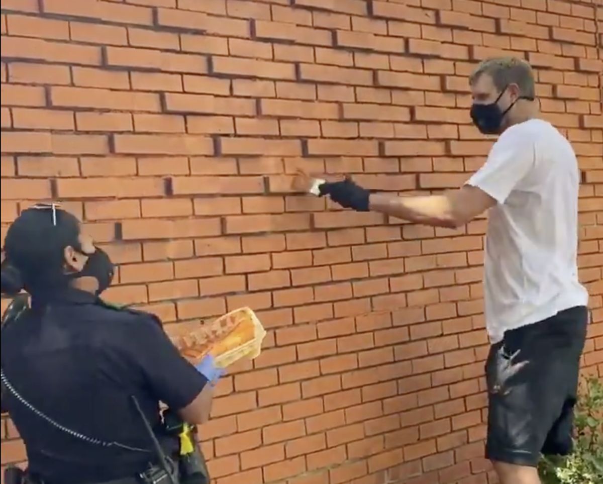 ▲獨行俠傳奇「德佬」Dirk Nowitzki幫忙恢復市容。（圖／取自獨行俠推特）