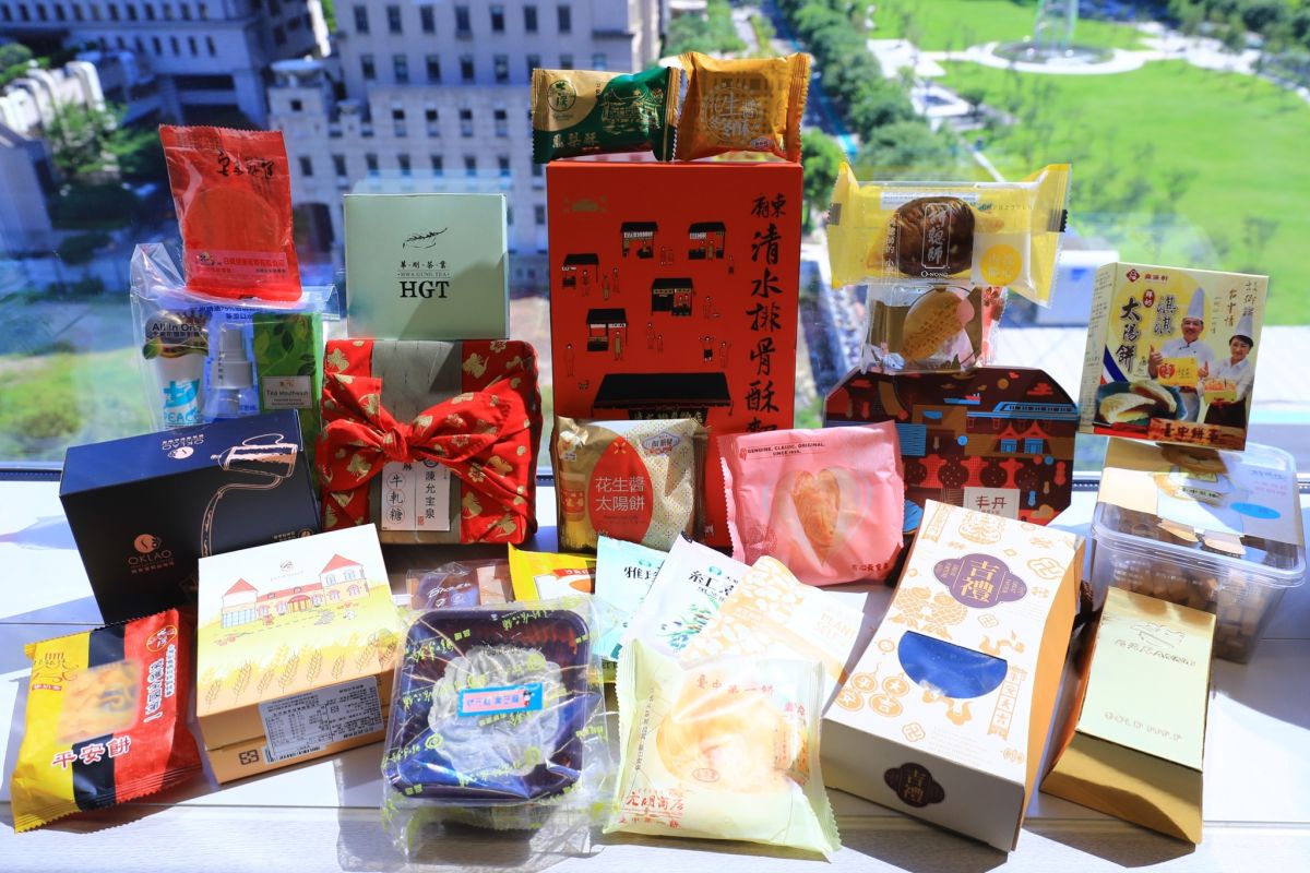 ▲市長盧秀燕致贈衛生福利部長陳時中「十全十美澎湃包」，6/5起開放預購(圖／市政府提供2020.6.4)