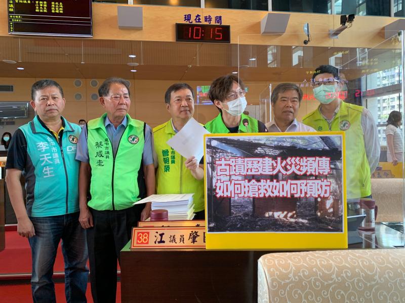 ▲百年建築燒毀,議員質疑消防局對於古蹟跟一般火災的搶救是否有明確的做法跟相關演練。(圖/柳榮俊翻攝2020.6.4)