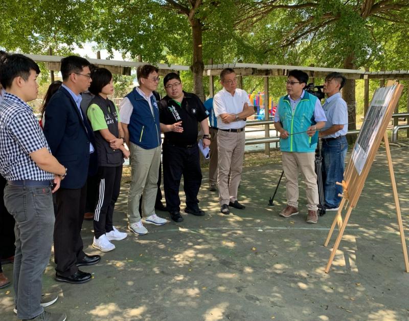 ▲嘉義縣爭取水上鄉柳林國小旁公園闢建「多功能運動中心」,縣府和立委蔡易餘邀請教育部體育署長高俊雄實勘地點。(圖/嘉義縣政府提供)