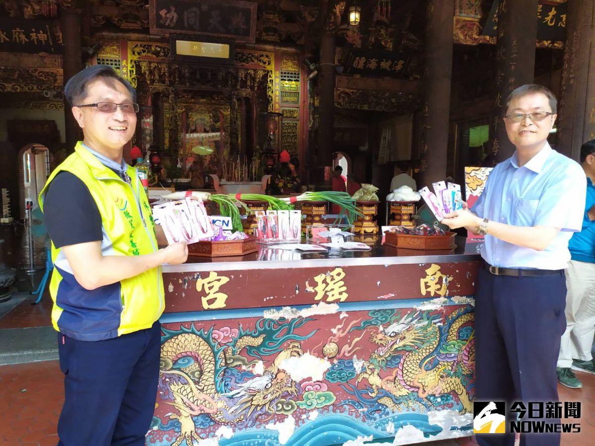 ▲南瑤宮和順德工業合作推出媽祖祈福文創修正帶，南瑤宮管理人、彰化市長林世賢表示，希望保佑考生求取好功名。（圖／記者葉靜美攝，2020.06.04）