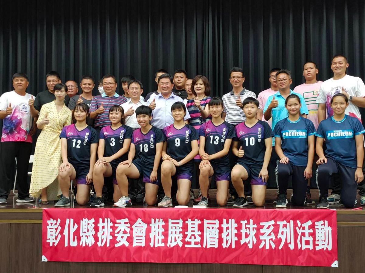 ▲彰化今年有5校進入全國中等學校乙級排球聯賽全國決賽，創造有史以來最多隊伍進入全國決賽的佳績，彰化縣排球委員會主任委員邱建富特別頒贈加菜金嘉勉大家。（圖／記者葉靜美攝，2020.06.04）