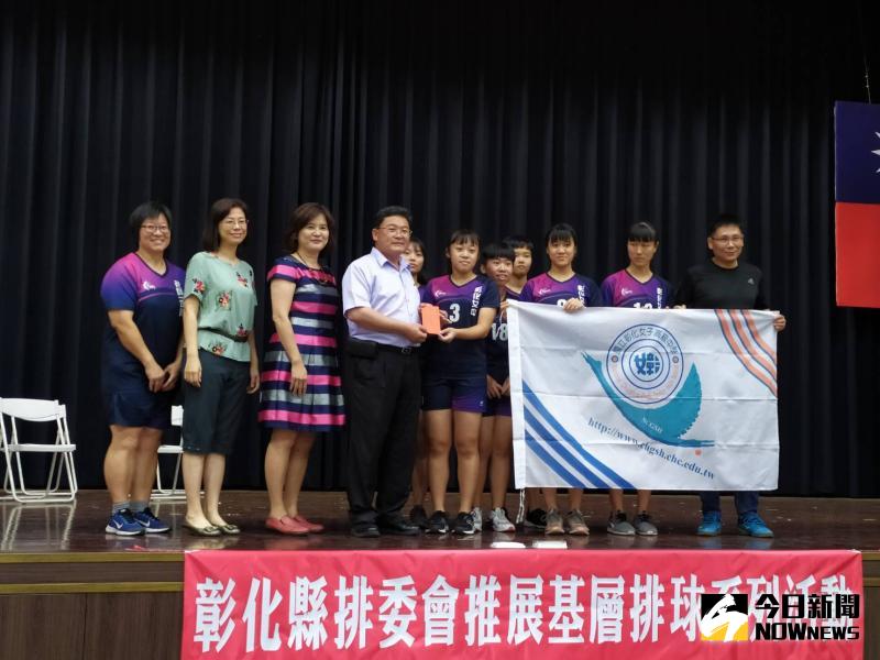 ▲邱建富遵守複賽前的承諾,今(4)日在彰化女中頒贈加菜金給晉級排球聯賽全國決賽的5所學校。(圖/記者葉靜美攝,2020.06.04)