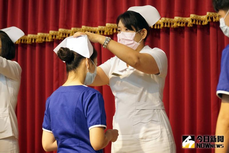 ▲大葉大學護理系師長為女學生戴上護理師帽。(圖/記者陳雅芳攝,2020.06.04)