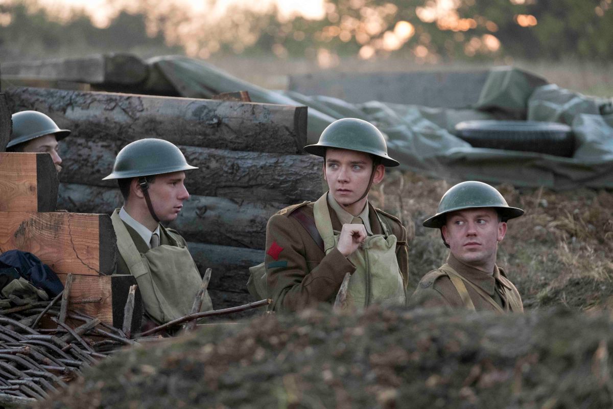 ▲片中男星都要親自下場一起動手挖戰壕。（圖／天馬行空）