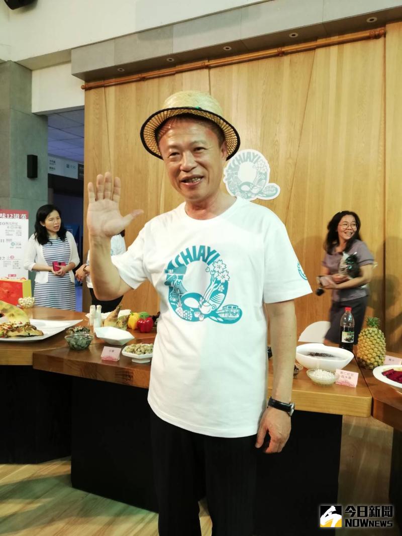▲縣長翁章梁示範部長陳時中來嘉義縣穿搭,頭戴溪口天赦手編竹帽「時中帽」,身穿首度曝光的「Q