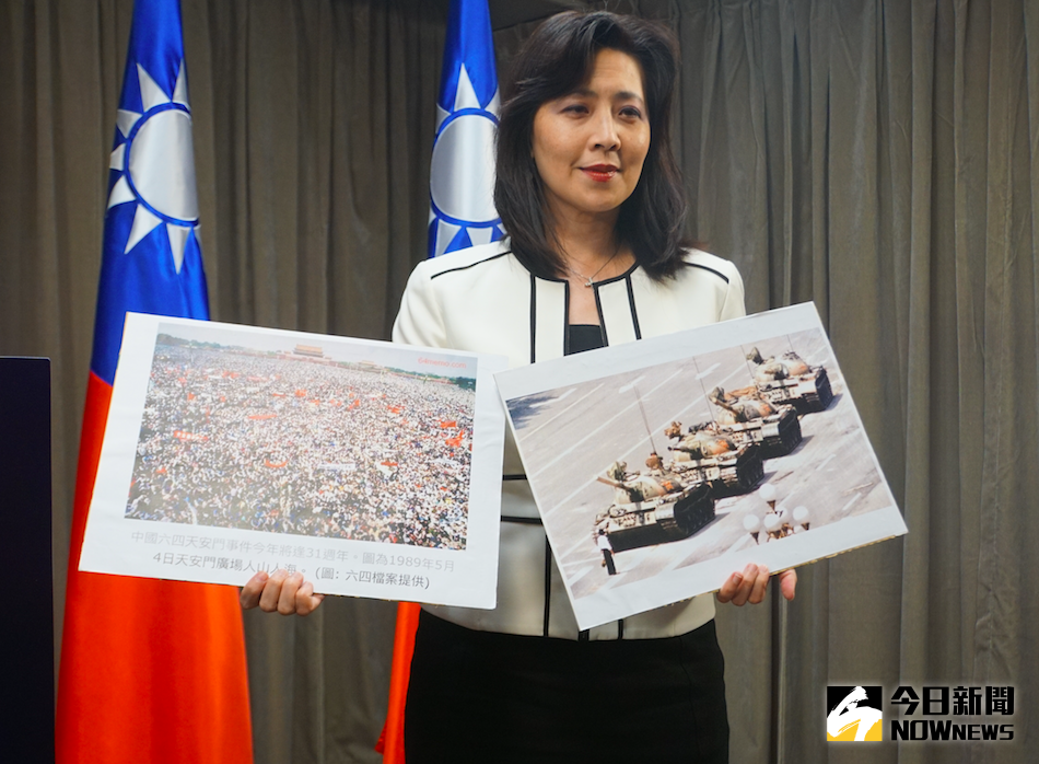 ▲外交部發言人歐江安秀六四「坦克人」照片。（圖／記者呂炯昌.2020.06.04）