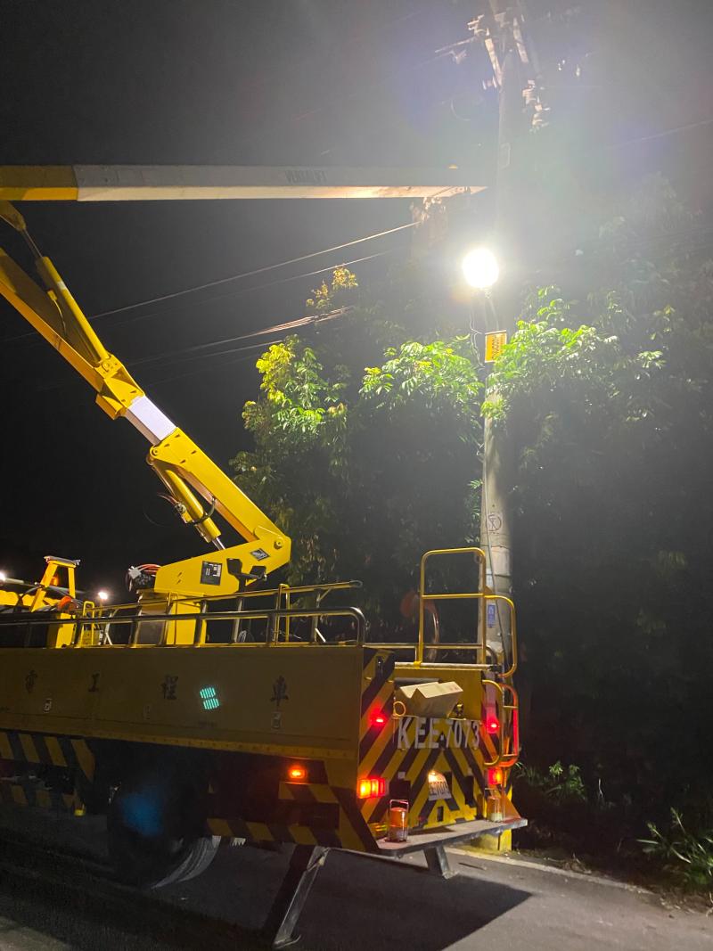 ▲埔鹽鄉彰水路大停電,有2千多戶無電可用,台電人員從員林市過來漏夜搶修。(許文萍提供