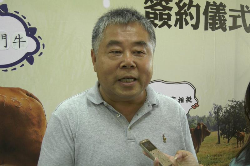 ▲良金牧場總經理薛承琛說,政府此次保價收購雖投入了70萬元,卻可以獲得700萬的經濟效益。(圖/記者蔡若喬攝)