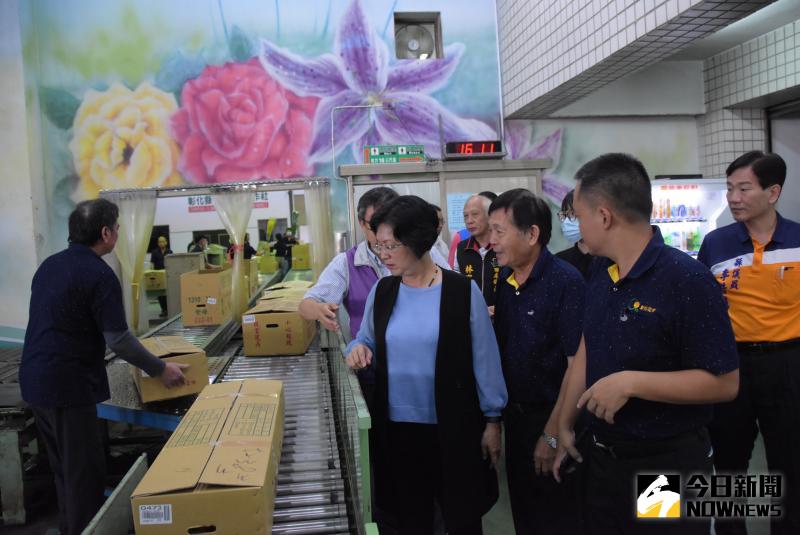 ▲彰化縣長王惠美至彰化縣花卉批發市場關心拍賣狀況。(圖/記者陳雅芳攝,2020.06.04)