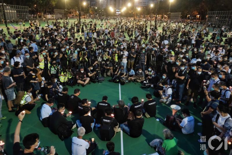 ▲民眾於足球場內聚集。(圖/翻攝自《香港