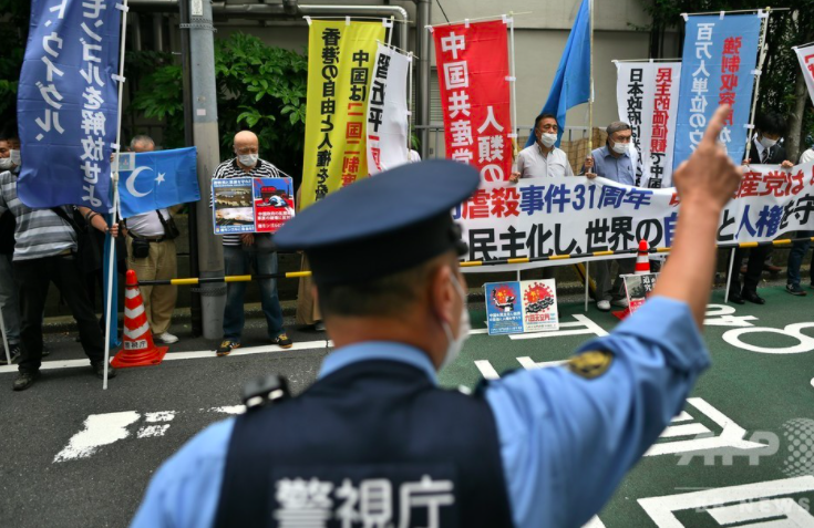 ▲東京中國駐日大使館前，民主派團體抗議。（圖／翻攝自日本ＡＦＰ）