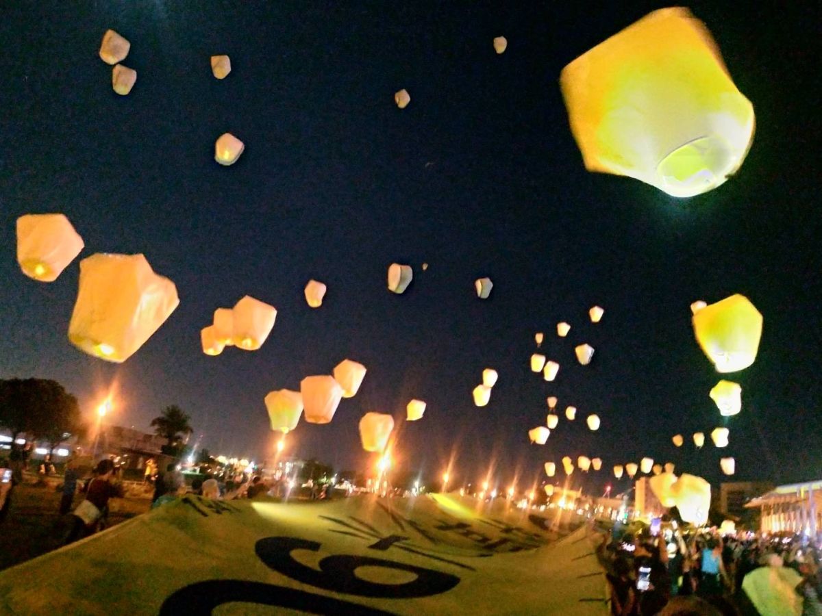 ▲決戰黃金週罷韓大遊行今(4)日晚間在中山大學隧道口前出發，罷韓四君子除發表「KH撐HK宣言」，也與現場民眾吶喊高雄撐香港，並升起百顆天燈，為高雄、香港民主祈福。(圖／Ｗecare高雄提供)