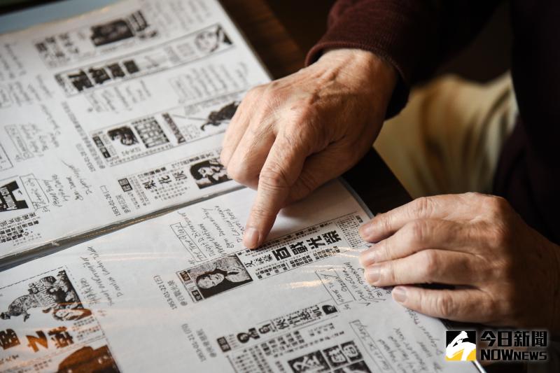 ▲莊秀石將電影海報列印出來,還到圖書館一一比對舊報紙的電影廣告,依照影片類型分門別類做整理,並手寫上電影演員、導演等資訊。(圖/記者陳明安攝)