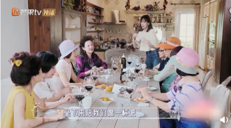 ▲陳若儀伺候婆婆和長輩團。(圖/翻攝微博)