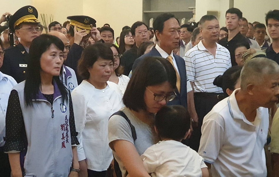 ▲因公殉職的鐵路警察李承翰父李增文先生(右)對殺人的鄭姓被告被判無罪，表示太離譜了，不堪長期積鬱，4日因胃出血而辭逝。(圖／NOWNEWS資料照片。)