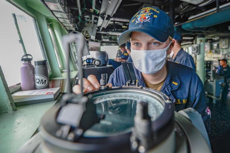 ▲美軍拉塞爾號通過台海,因應防疫,官兵皆戴口罩執勤。(圖/第七艦隊臉書)