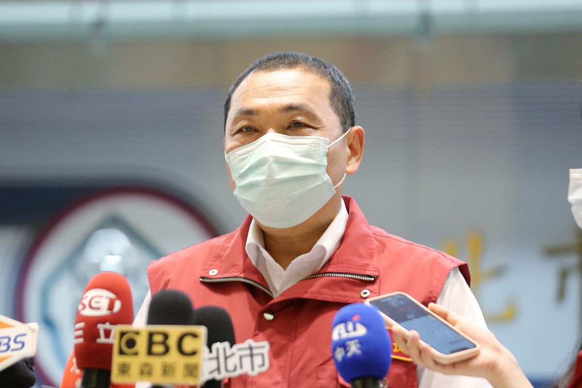 ▲侯友宜今宣布，公車、捷運入口處仍維持量體溫、戴口罩措施，但車廂內若可維持社交距離，開放乘客拿下口罩。（圖／記者宋原彰攝，2020.06.05）