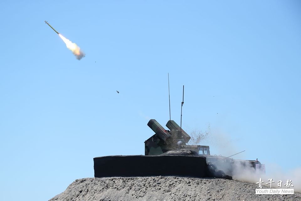 ▲九鵬基地「神弓操演」，復仇者防空飛彈系統發射刺針飛彈攔截靶機。（圖／青年日報提供）