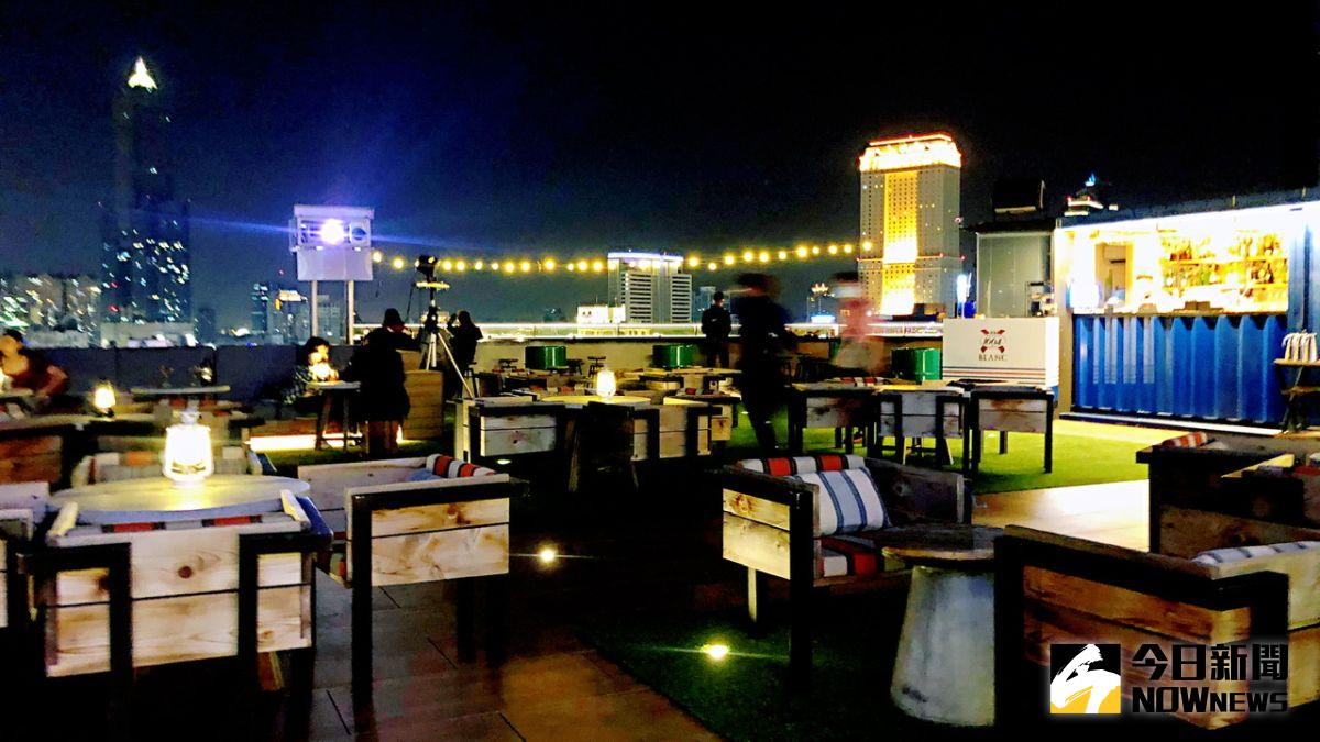 ▲國內新冠肺炎疫情趨緩，高雄飯店業者祭出多重優惠，吸引民眾到港都。（圖／記者陳美嘉攝）