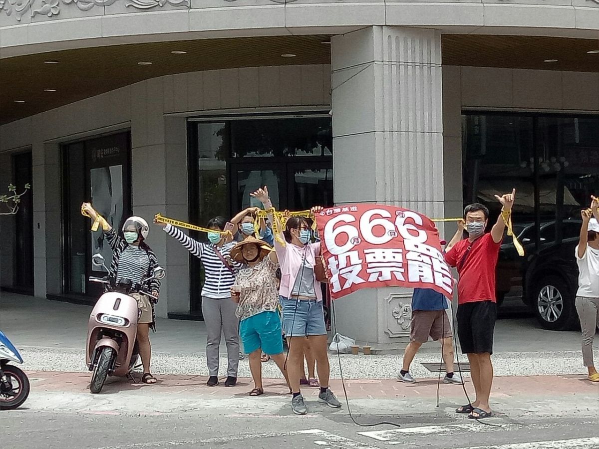 ▲明天就是罷韓投票日，罷韓團體今天合體掃街，走完高雄遊行的最後一哩路，沿途支持者一路表態加油。(圖／wecare提供)