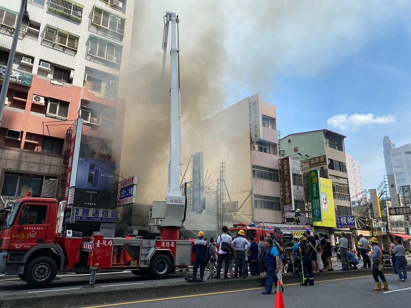 ▲台中永青日本料粴一早冒濃煙延燒三戶。(圖/消防局提供)