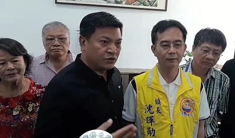 ▲斗南鎮代會副主席黃景鴻（左3）發起的反對廢除鄉鎮選舉聲明簽名連署。（圖／記者簡勇鵬攝，2020.06.05）