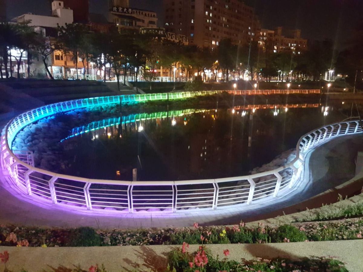 ▲高雄市長韓國瑜續拚市政，晚間到愛河之心視察路燈PFI專案。（圖／高雄市政府提供）