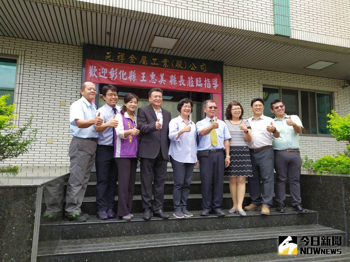 ▲彰化在地企業元祥金屬工業股份有限公司捐贈價值約95萬元、共2373個抗菌銅纖維布口罩，供彰化市22所國中小學校料理營養午餐使用，讓學童在疫情期間可以安心享用午餐。（圖／記者葉靜美攝，2020.06.05）