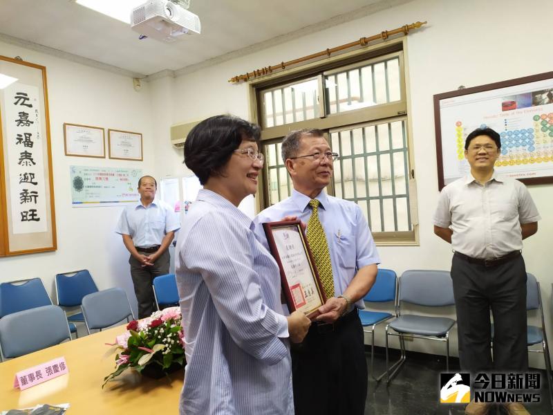 ▲彰化縣長王惠美頒贈感謝狀,感謝在地企業元祥公司的愛心,讓學童在疫情期間可以安心享用午餐。(圖/記者葉靜美攝,2020.06.05)